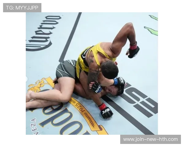 UFC八角笼上演“漫长折磨”，两位选手大战四个回合