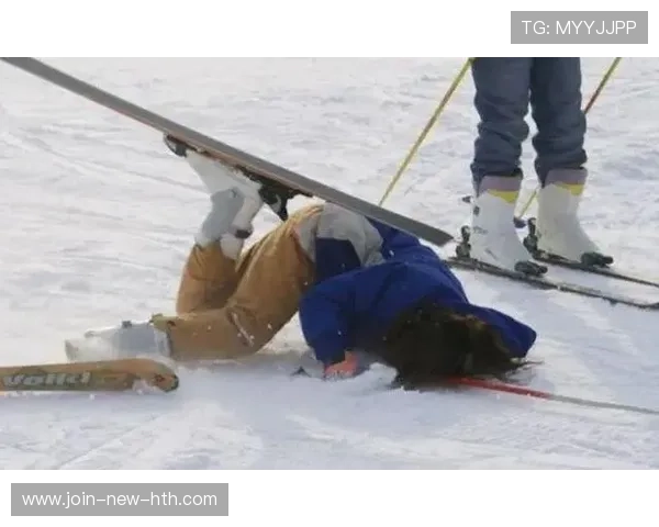 自由滑雪少女落地摔跤却笑着爬起反杀