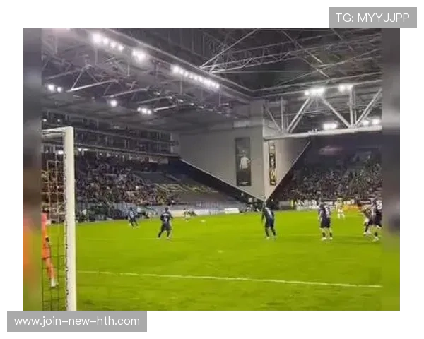 足球超级凌空垫射破门，慢镜头好看到窒息