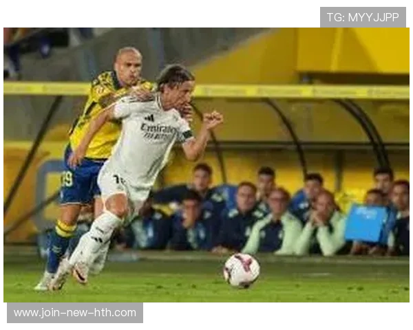 维尼修斯假动作连做突破,皇马完全掌控边线区域 维尼修斯假动作连做突破,皇马完全掌控边线区域