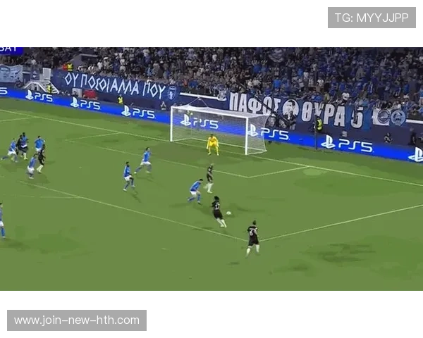 拜仁禁区内二次抢点形成绝佳结果 拜仁禁区内二次抢点形成绝佳结果