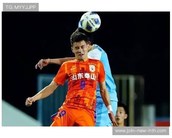 成都蓉城拜合拉木前场反抢成功，断球后直接起脚